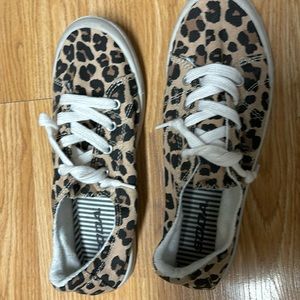 SOOA Comfy Leopard white lace tie shies cannot see size but I wear size 5